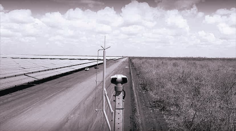 Câmera PTZ monitorando extenso parque solar